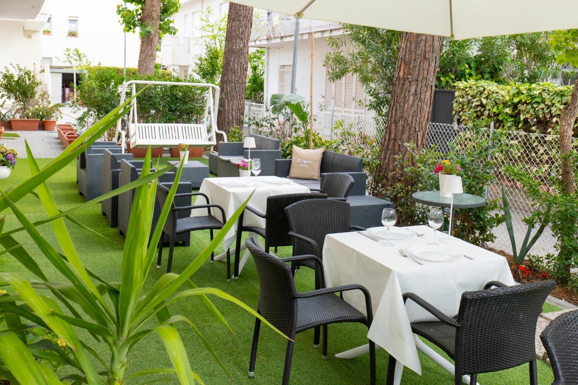 Hotel Negresco Riccione Esterno foto
