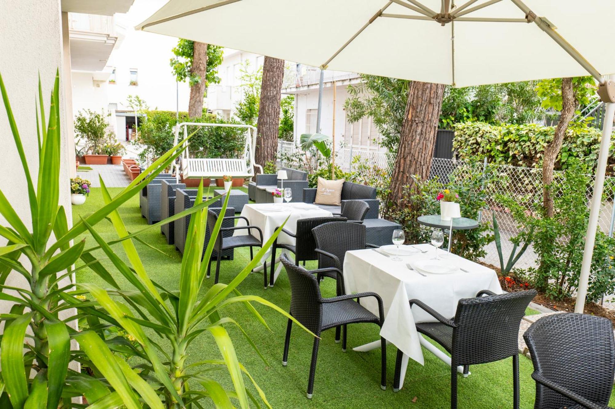 Hotel Negresco Riccione Esterno foto